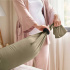Bbhugme Gravid/Amningskudde Dusty Olive Black i gruppen Mamma / Amning / Amningskuddar hos Bonti (BBHU131369)